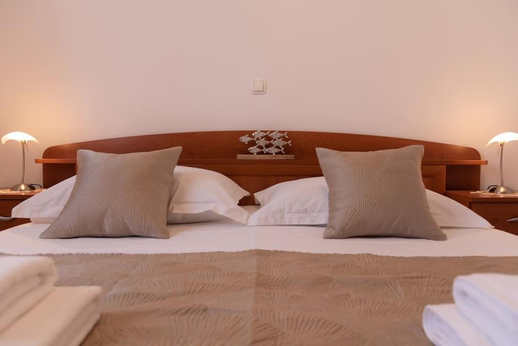 Sea View- Spacious With Shared Pool Apartmán *