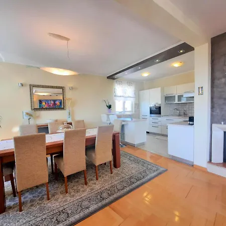 Sea View- Spacious Apartment With Shared Pool Split Exterior photo