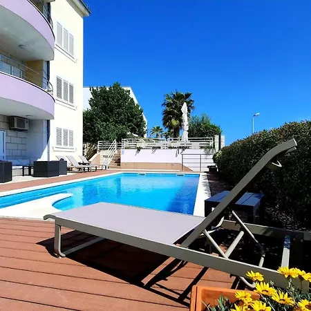 Sea View- Spacious Apartment With Shared Pool Split Exterior photo