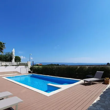 Sea View- Spacious Apartment With Shared Pool Split Exterior photo